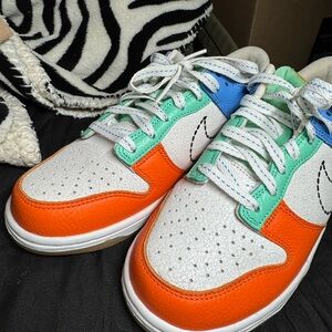 nike dunks low.